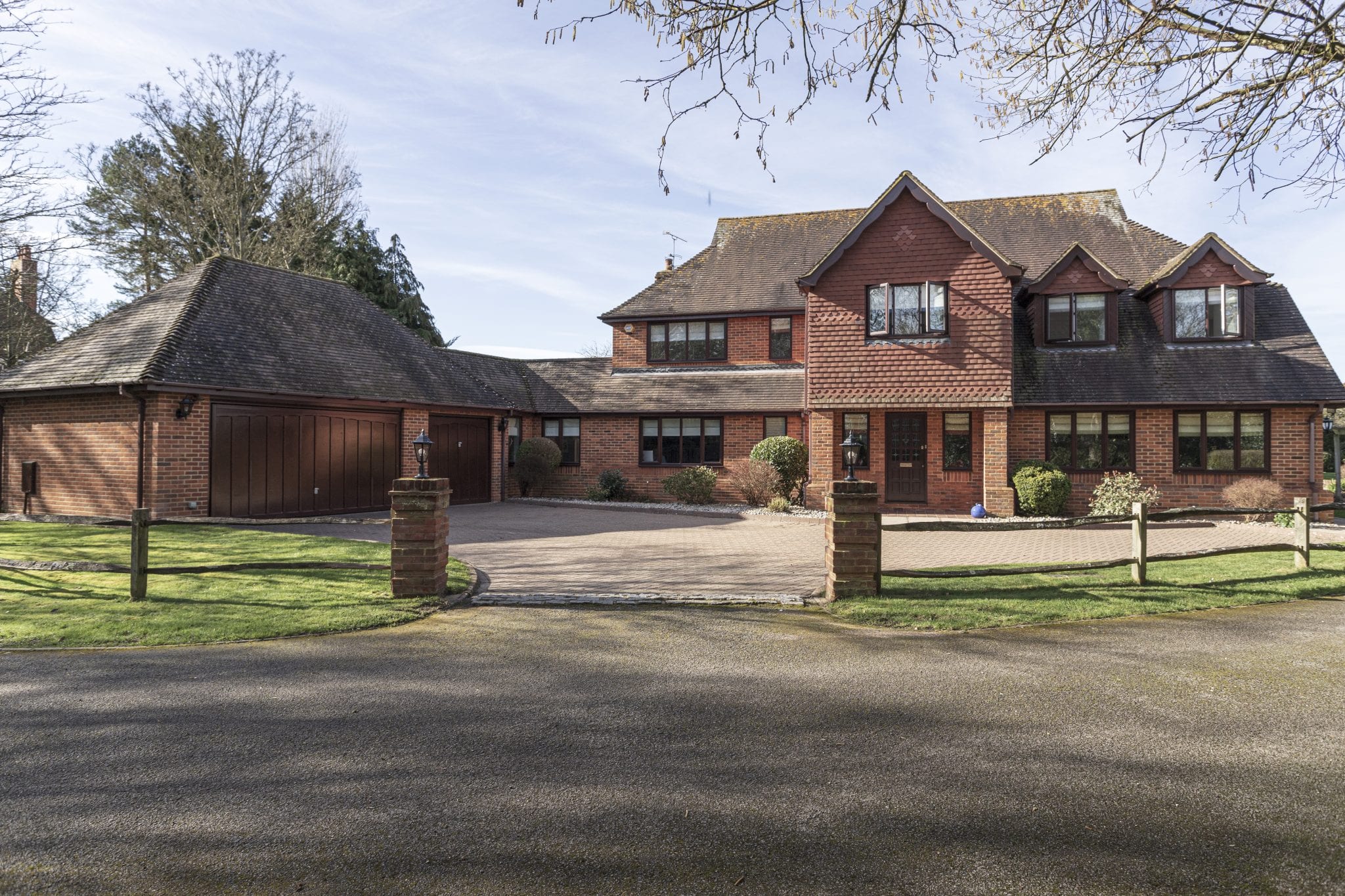 Country houses for sale. Equestrian homes Berkshire & Surrey